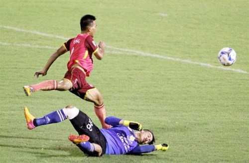 Vào bóng kiểu triệt hạ, Bửu Ngọc nhận án phạt nặng từ VFF