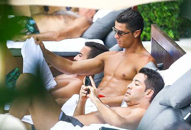 Chán gái đẹp, Ronaldo khoe thân hình săn chắc bên bạn trai