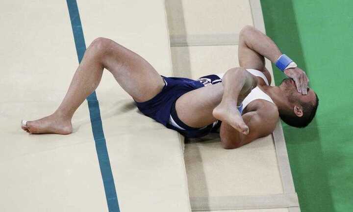 Ảnh Olympic ngày 1: Sao tuyển Pháp gãy đôi chân