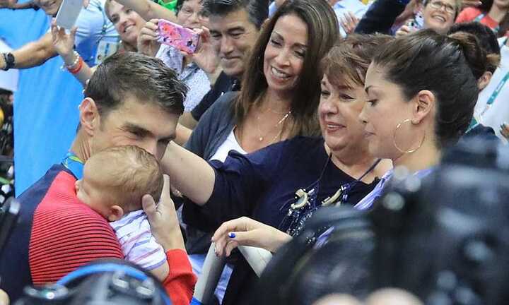 Giành HCV Olympic, Michael Phelps ăn mừng độc đáo cùng vợ con