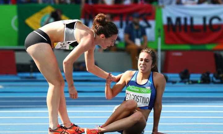 Hình ảnh cao thượng nhất Olympic: Nữ vận động viên New Zealand dìu đối thủ về đích