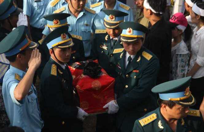 Truy tặng phi công Trần Quang Khải Huân chương bảo vệ Tổ quốc