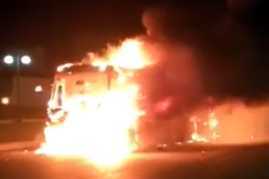 Xe khách bốc cháy trơ khung sắt trên đường