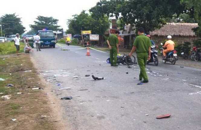 Xe máy chở 3 tông xe nhà đòn, 3 thanh niên chết thảm