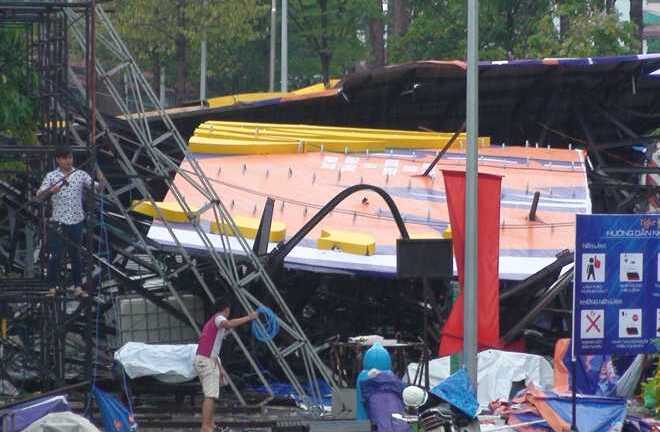 Gió thổi bay bức tường cao 30m ở Đồng Nai