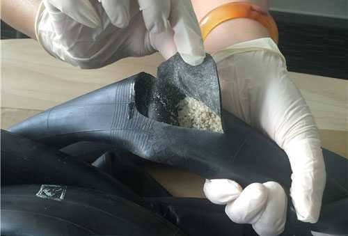 Giấu 4,5kg tiền chất ma túy tổng hợp trong săm xe máy