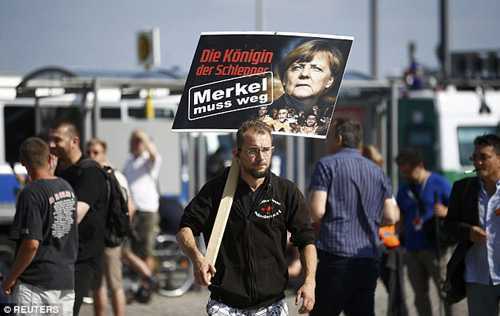 Hàng vạn người Đức biểu tình đòi bà Angela Merkel từ chức