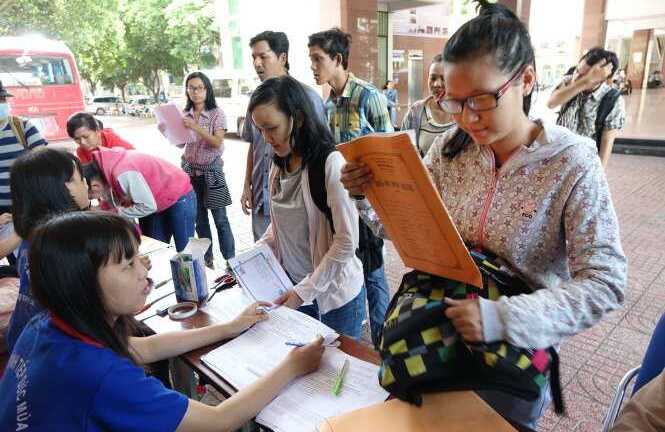 Học phí cao, nhiều thí sinh phân vân trước ngưỡng cửa đại học