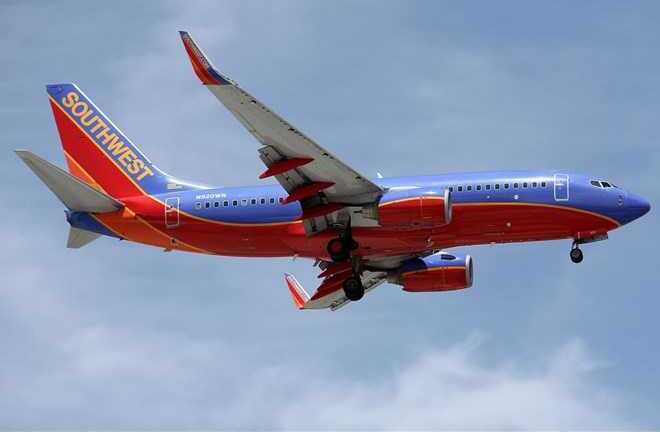 Đang chở 104 người, động cơ máy bay Boeing 737 vỡ thành từng mảnh