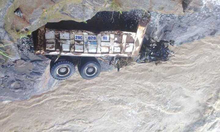 Máy thi công thủy điện bị lũ cuốn tan tác, phát hiện nhiều phần thi thể