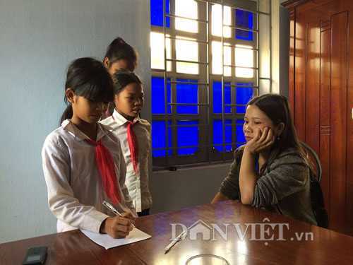 Học đến cấp 2 nhưng phải nhìn bảng để... chép chữ