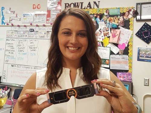 Cô giáo gây quỹ mua kính quan sát nhật thực cho học sinh