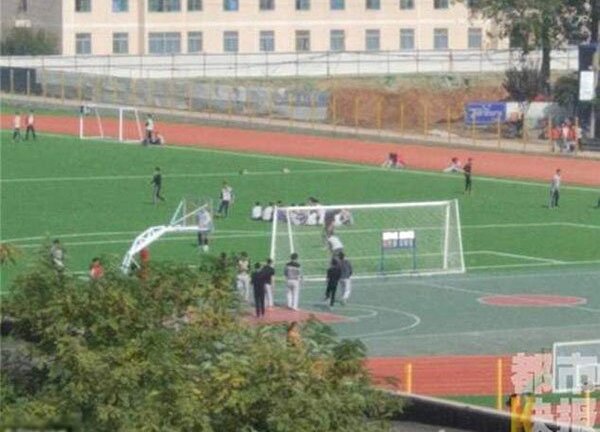 Nữ sinh 16 tuổi sinh con ở bể bơi của trường