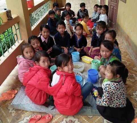 Đang học, trẻ em phải ra sân chạy nhảy cho đỡ rét vì thiếu áo ấm