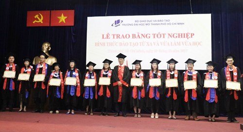 Cụ ông sở hữu 7 bằng đại học vừa nhận bằng thứ 8