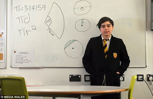 Nam sinh 12 tuổi có IQ cao hơn Stephen Hawking và Albert Einstein