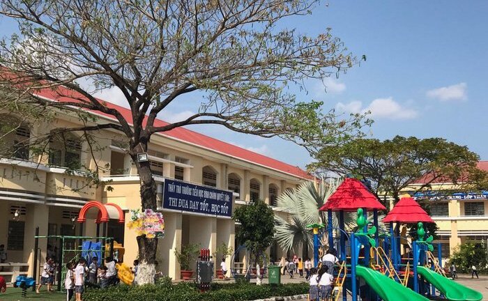 Cô giáo quỳ xin lỗi phụ huynh: Xử lý hiệu trưởng, kiểm điểm cô giáo