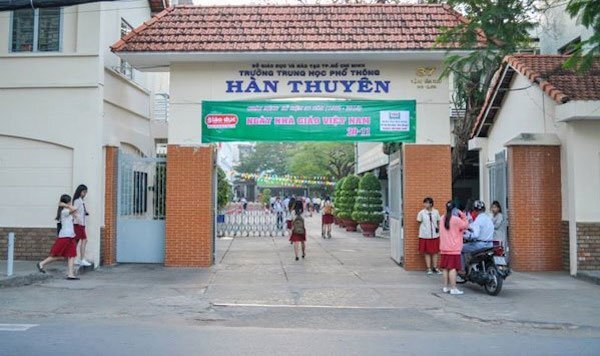 Thầy giáo có lời nói quấy rối học sinh bị điều chuyển xuống thư viện