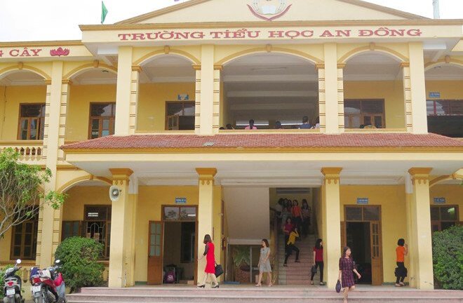 Cô giáo phạt học sinh súc miệng bằng nước vắt giẻ lau khóc hối lỗi