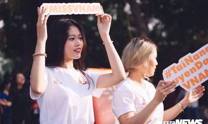 Nữ sinh Nhạc viện tự tin thể hiện tài năng, tỏa sáng trên phố đi bộ