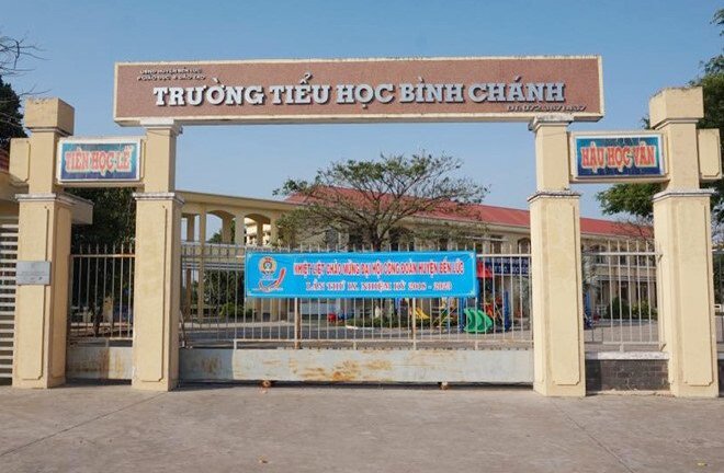 Cô giáo quỳ gối xin lỗi phụ huynh: Hiệu trưởng bị điều xuống đứng lớp