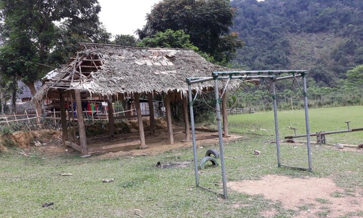 Xót xa lớp học rách nát sau mưa lũ của trẻ em Thanh Hóa, hết năm học vẫn tả tơi