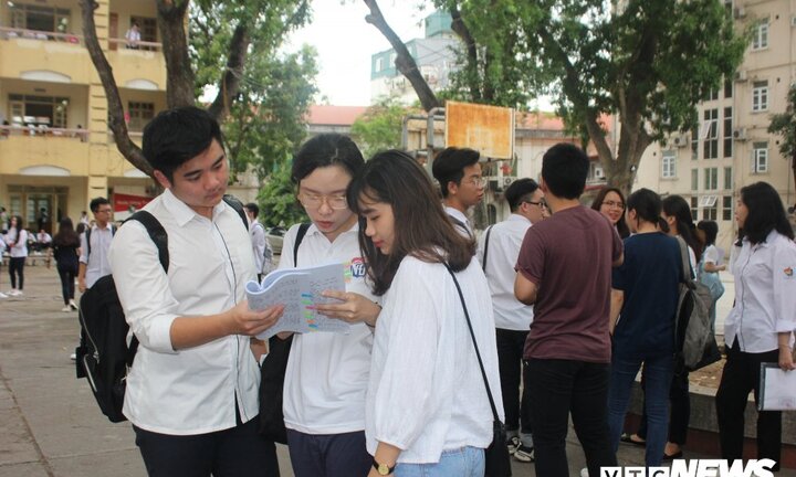 Hà Nội: Thí sinh có mặt từ sớm để dự thi buổi đầu tiên THPT Quốc gia 2018