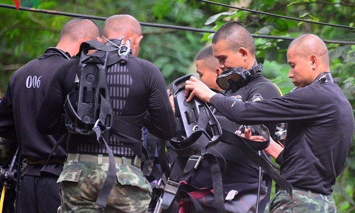 Cận cảnh biệt đội SEAL giải cứu đội bóng trong hang động tại Thái Lan