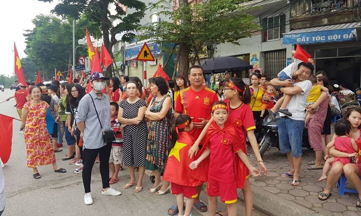 Hàng ngàn người đổ về sân Mỹ Đình, giá trông xe máy 50 nghìn đồng