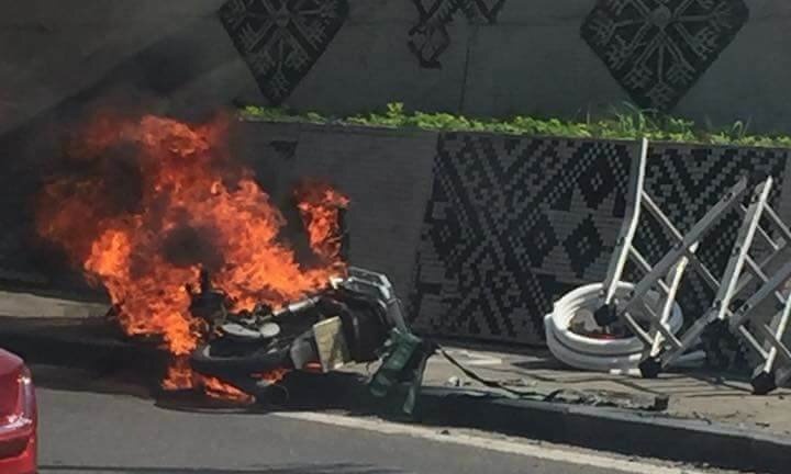 Xe máy bốc cháy ngùn ngụt, người đàn ông bất chấp nguy hiểm tháo dỡ hàng hóa chở theo
