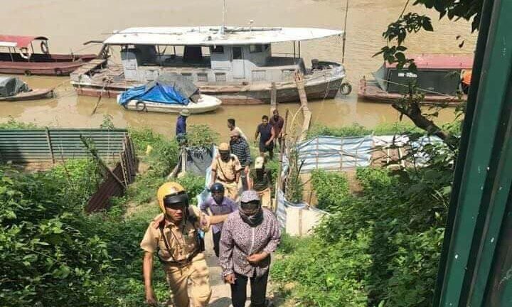 CSGT giải cứu người phụ nữ nhảy cầu tự tử ở Hà Nội