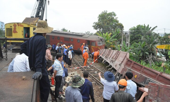 Chính thức thông tuyến đường sắt qua ga Núi Thành sau tai nạn 2 tàu hỏa đâm nhau