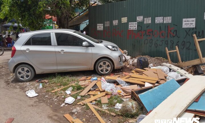 Ảnh: Giải tỏa bãi đỗ xe ở Hà Nội, dân đành để xe trên bãi rác