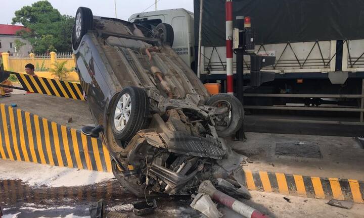 Tông thẳng vào trạm BOT, ô tô lộn vòng lật ngửa như phim