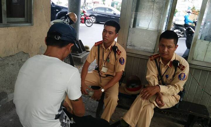 CSGT cứu thanh niên quẫn trí nhảy cầu tự tử do thua cá độ bóng đá