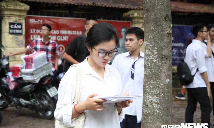 Ảnh: Nữ sinh đến từ tờ mờ sáng, đứng trước cổng trường ôn bài môn Ngữ văn