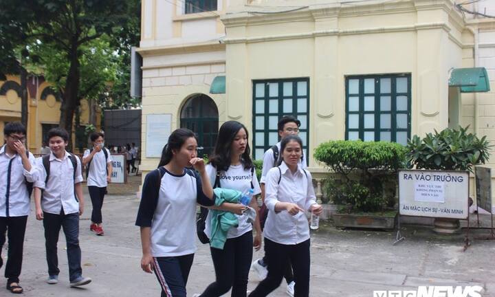 Thí sinh bật khóc vì đề thi Toán THPT Quốc gia 2018 quá khó