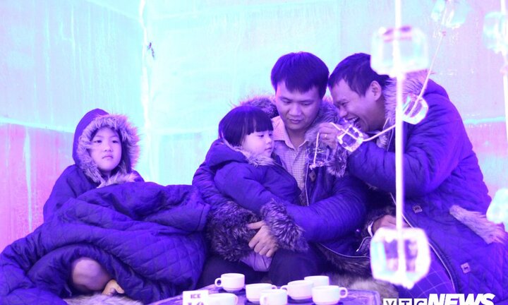 Đổ xô đến nhà băng -10 độ C tránh nắng giữa ‘chảo lửa’ thủ đô