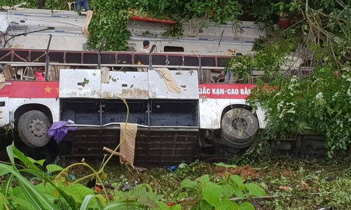 Xe khách giường nằm lao xuống vực ở Cao Bằng, ít nhất 4 người chết