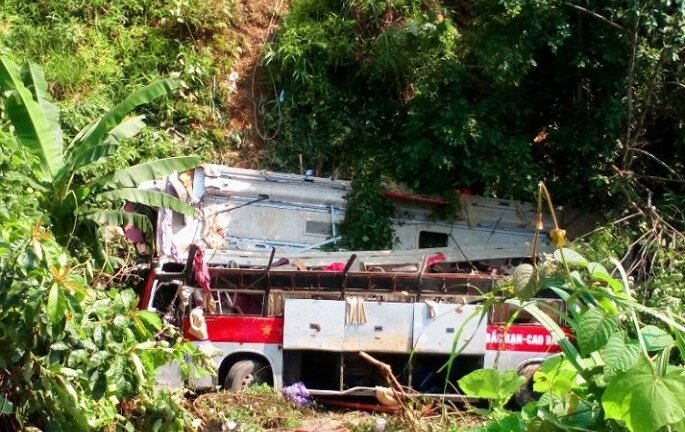Tạm giữ tài xế xe khách giường nằm lao xuống vực khiến 4 người chết ở Cao Bằng