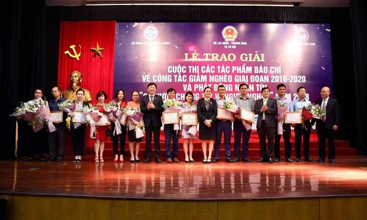 Trao giải cuộc thi tác phẩm báo chí viết về giảm nghèo