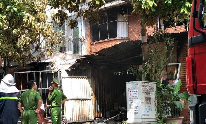 Cháy lớn xưởng sản xuất ghế sofa ở Hà Nội: Chồng gặp nạn khi đến thăm vợ con