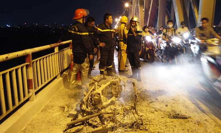 Xe máy bốc cháy trên cầu giờ cao điểm, cảnh sát chạy bộ ôm bình cứu hỏa dập lửa