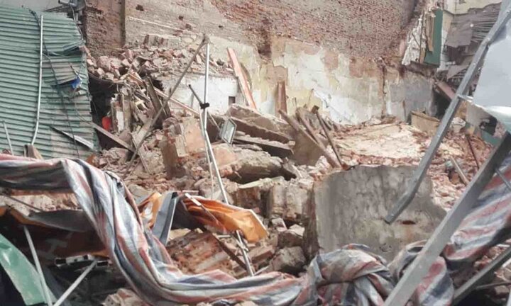 Sập tường nhà gần Hồ Gươm, nhiều người dân hốt hoảng