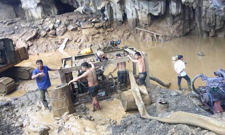 Sập mỏ ở Hòa Bình, 2 người mắc kẹt: Bắt giữ chủ bãi khai thác vàng