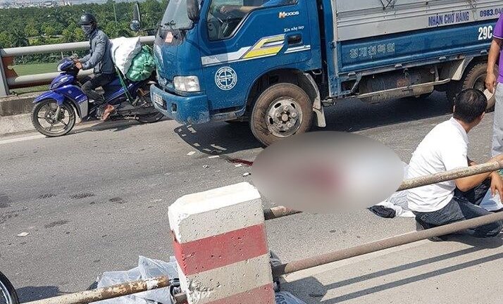 Tự tông vào dải phân cách, tài xế xe máy thiệt mạng trên cầu Thanh Trì