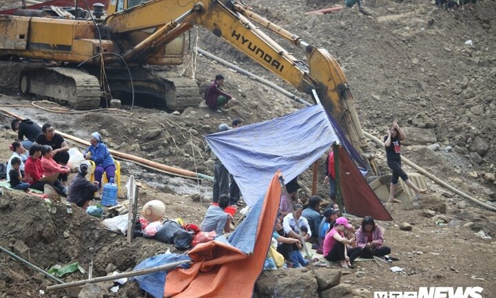 Sập mỏ vàng ở Hòa Bình: 'Khả năng sống sót của hai nạn nhân gần như không còn'