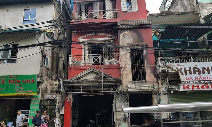 Sau tiếng nổ, lửa bùng phát thiêu rụi quán cà phê ở Hà Nội: Người nhà bắc thang sang hàng xóm thoát thân