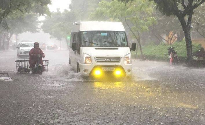 Ngày mai, miền Bắc rét đậm, miền Trung tiếp tục mưa lớn