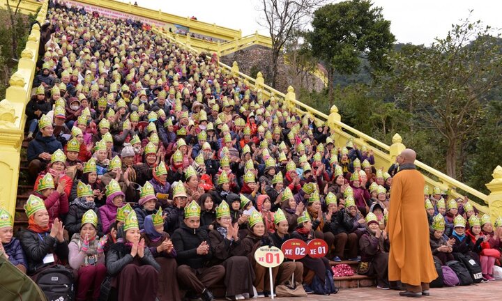 Hơn 2.000 phật tử dâng hương tưởng nhớ Phật hoàng Trần Nhân Tông tại chùa Ngọa Vân